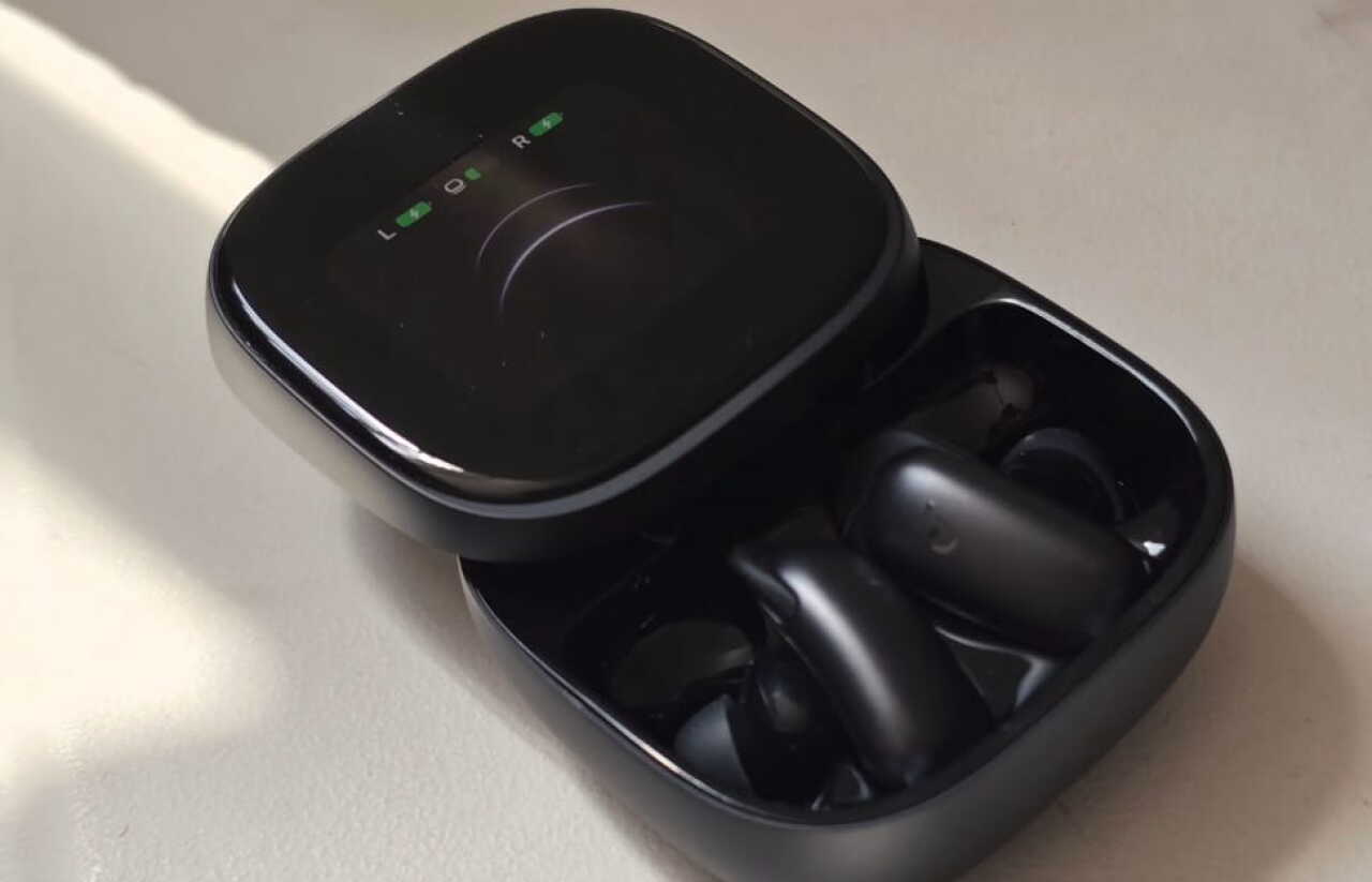 Anker soundcore Liberty 5 Pro Max: ¿vale la pena tener una pantalla en el estuche de tus audífonos?