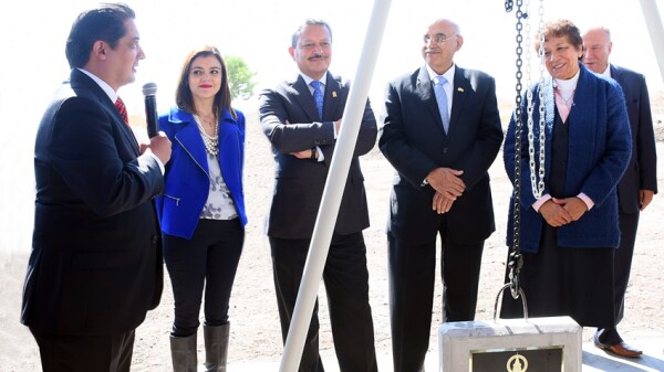 La primera piedra del tercer edificio que