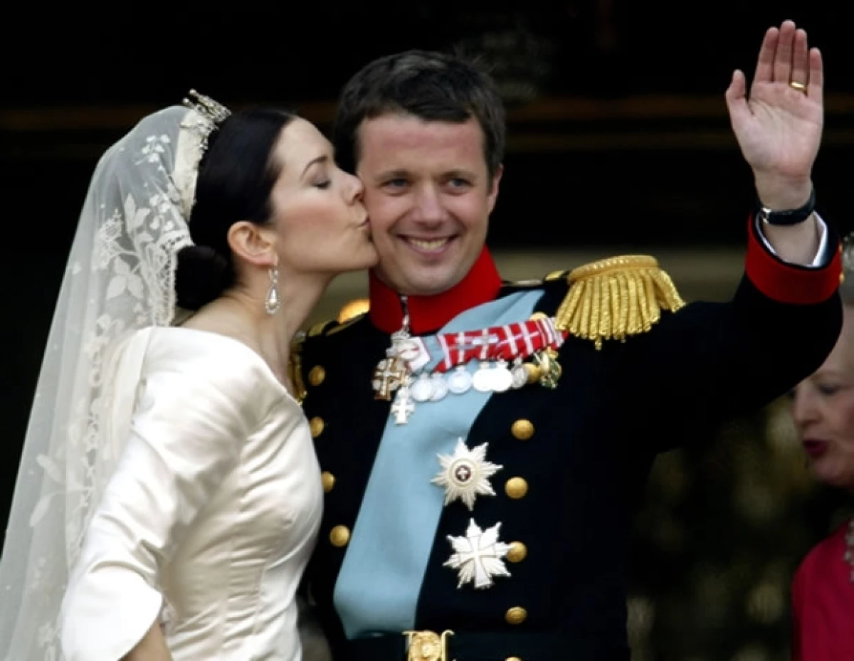 El día de hoy los futuros reyes de Dinamarca cumplen 10 años de casados. Aquí un recuento de su historia de amor, un cuento de hadas donde la plebeya se quedó con el príncipe.