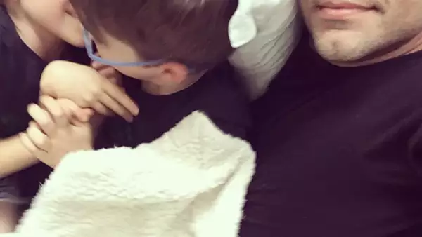 El cantante compartió en Instagram una foto en la que él, Matteo y Valentino sorprenden con algo que pareciera imposible.