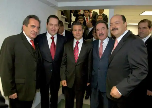 Enrique Peña Nieto y Eruviel Ávila durante la toma de protesta.