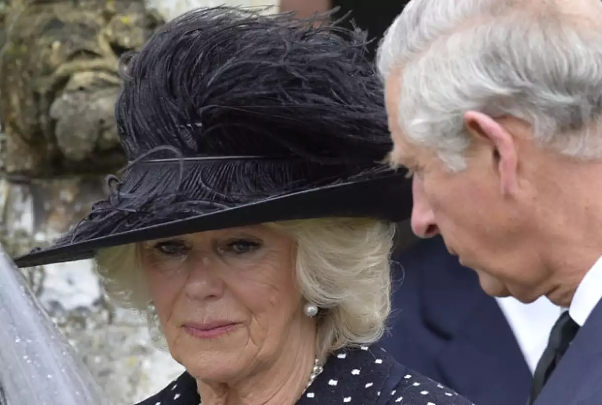 Camilla, notablemente afectada, caminó detrás del ataúd de su hermano.