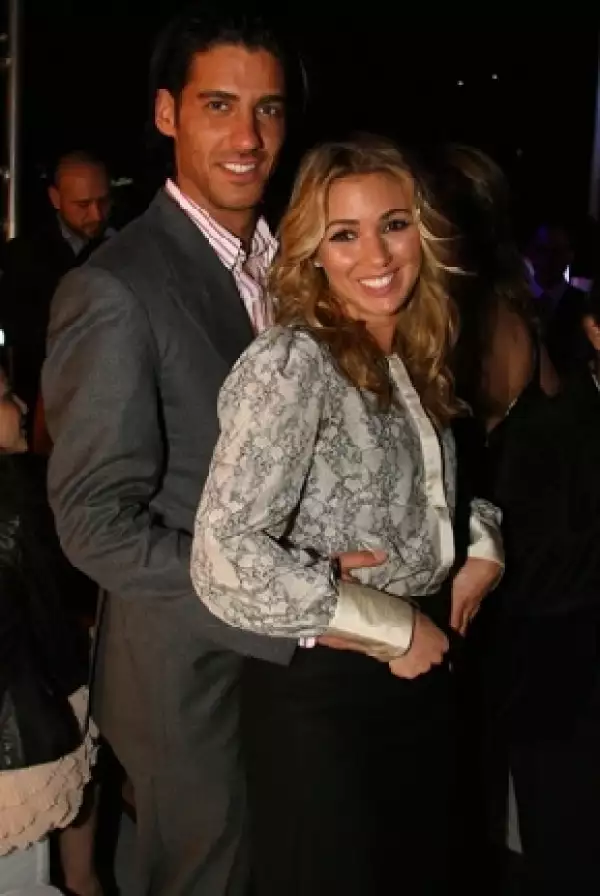 Erick Elías le dio el anillo de compromiso a Karla Guindi en el aeropuerto de Nueva York.