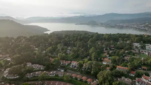 Hotel Avándaro paisaje Valle de Bravo laguna y bosque