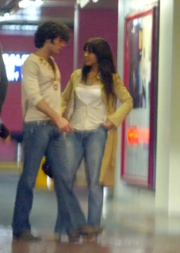 En 2006 la relación entre Kate y Aarón se confirmaba tras la publicación de unas fotografías donde se les veía besándose.