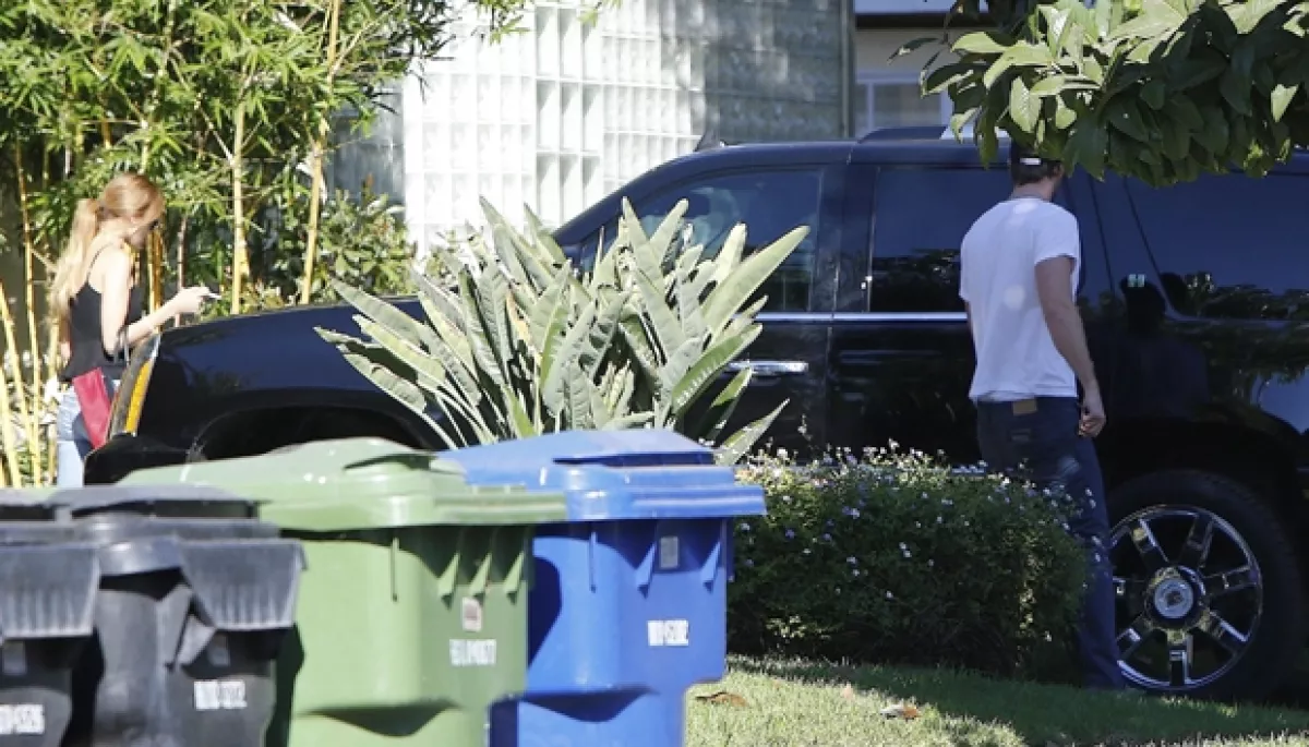 Esta fue la segunda ocasión que vimos a la pareja juntos, esta vez fue afuera de la casa de Eiza en Los Ángeles.