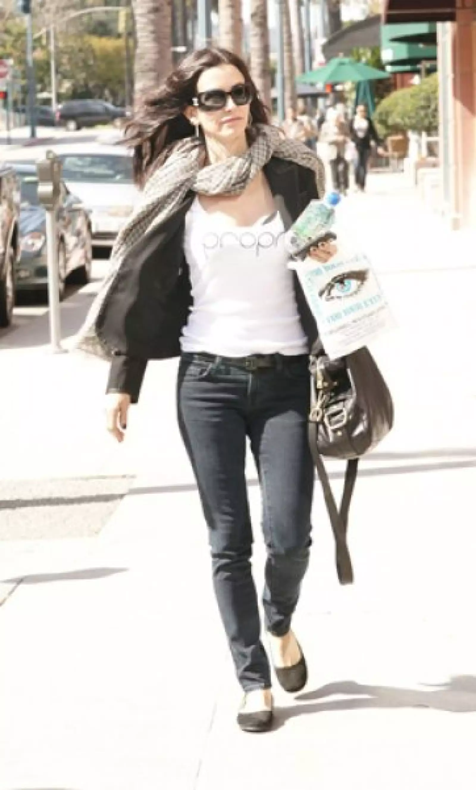Courteney Cox Arquette camina en las calles de Beverly Hills, California.