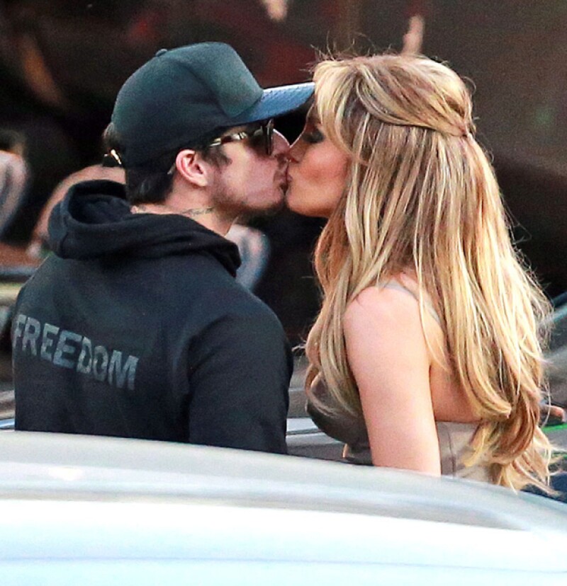 Fuentes aseguran que la famosa cantante está planeando una espectacular boda con su joven galán Casper Smart.