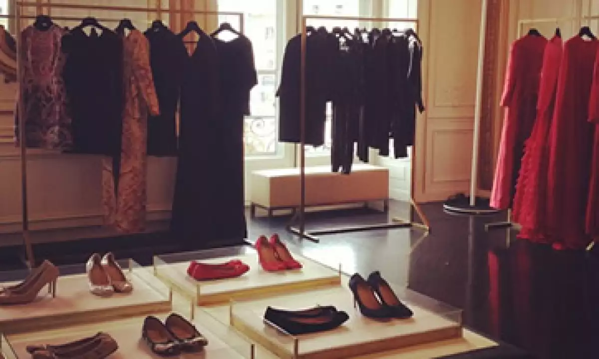 Valentino, la marca de alta moda italiana adquirió fama global gracias a sus característicos vestidos de chiffón rojo. (Foto tomada de twitter.com/MaisonValentino)