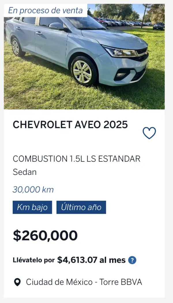 Captura de anuncio de un Chevrolet Aveo 2025 color azul claro, versión LS estándar, con 30,000 kilómetros y precio de 260,000 pesos.