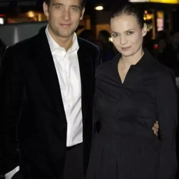 Lo mismo se dice del actor británico Clive Owen -quien roba suspiros a muchas- y su esposa.