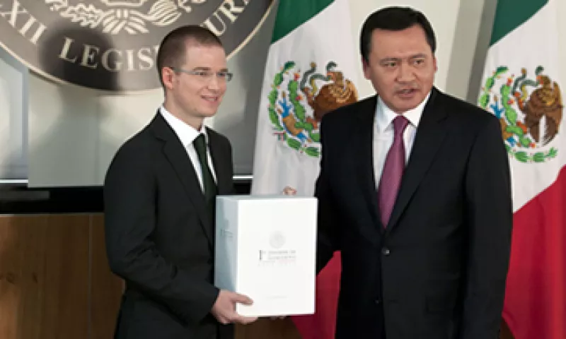 El secretario Osorio Chong entregó este domingo al Congreso el Primer Informe de Gobierno del presidente Peña Nieto. (Foto: Cuartoscuro)