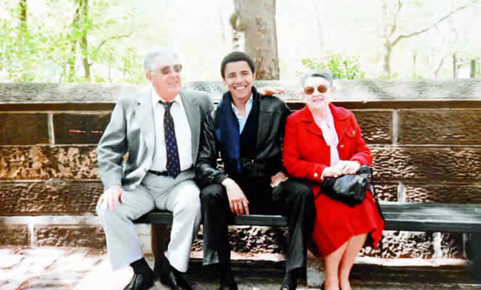 En octubre de 2008, Obama suspendió su campaña y fue a Hawai para estar con Madelyn Dunham, su abuela materna. quien murió un día antes de la elección que ganó.