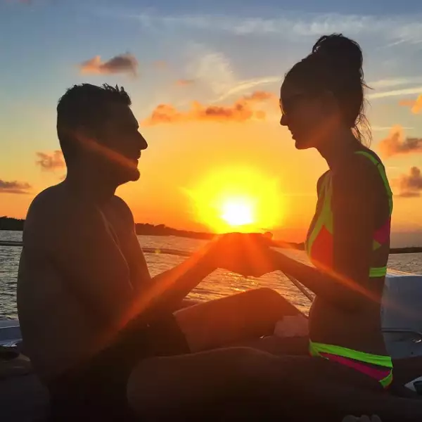 Así de románticos se dejaron ver en sus más recientes vacaciones en la playa.