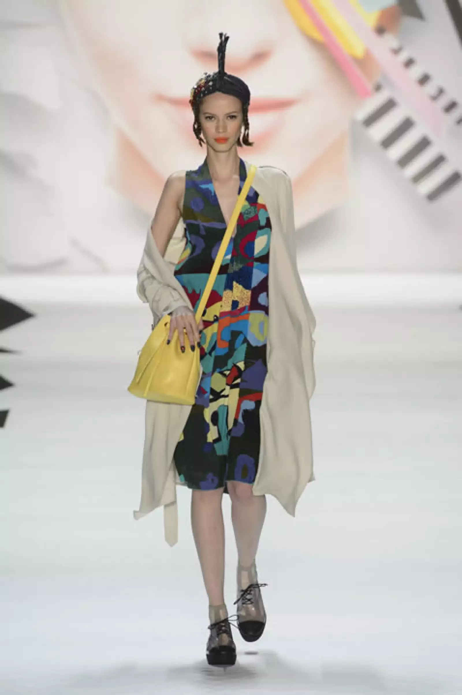 Trench coat sobre vestido de estampado geométrico y botas PVC.