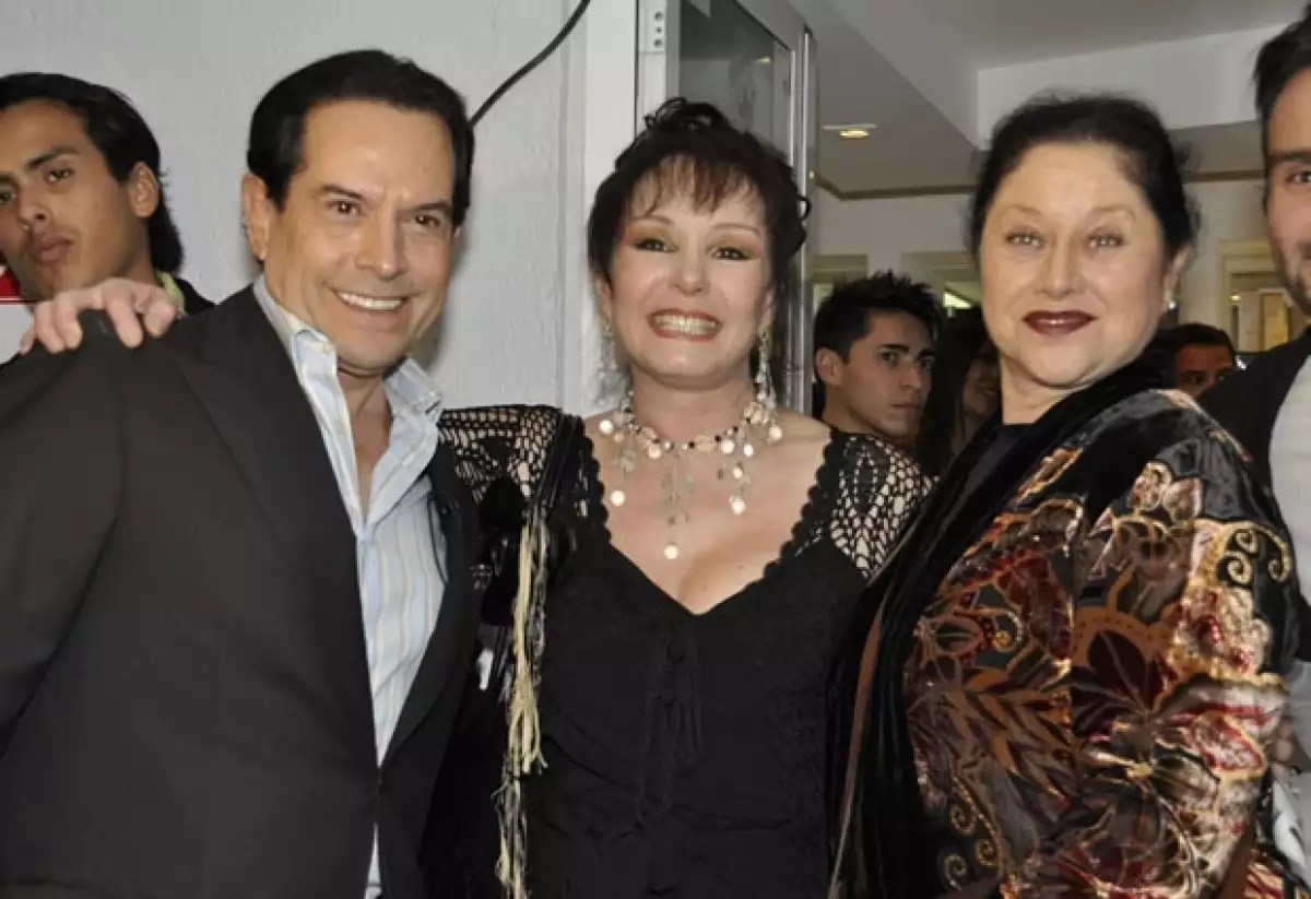 Con Juan José Origel y Ange¡élica Aragón durante la inauguracion de la academia de artes escenicas Stage Door en la Ciudad de Mexico en junio de 2012.