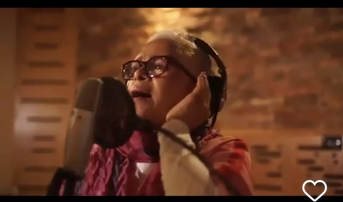 Eugenia León canta con audífonos.