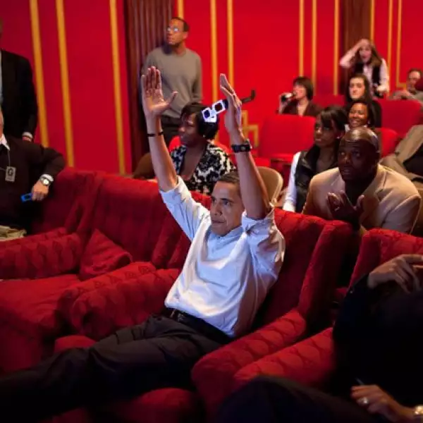 Obama sostiene unos lentes de tercera dimensión mientras observa el Super Bowl en el teatro familiar de la Casa Blanca. Entre los invitados estaban familiares, amigos y miembros de su staff.