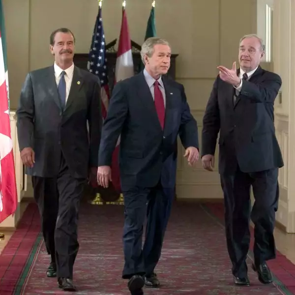 El presidente de México, Vicente Fox, el presidente de Estados Unidos, George W. Bush, y el primer ministro de Canadá, Paul Martin, caminan para dar una conferencia de prensa. 
