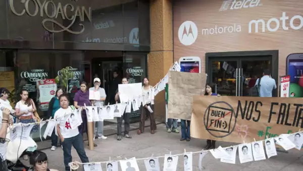 En centros comerciales del Distrito Federal, como Centro Coyoacán, grupos de personas se manifestaron pacíficamente con pancartas y consignas para exigir solución a la desaparición de los normalistas.