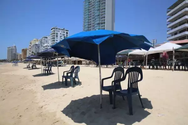 Prestadores de servicios de las playas advierten al gobierno que su situación económica es crítica esto tras el cierre de restaurantes, hoteles y demás servicios ligadas al turismo, del cual ellos viven