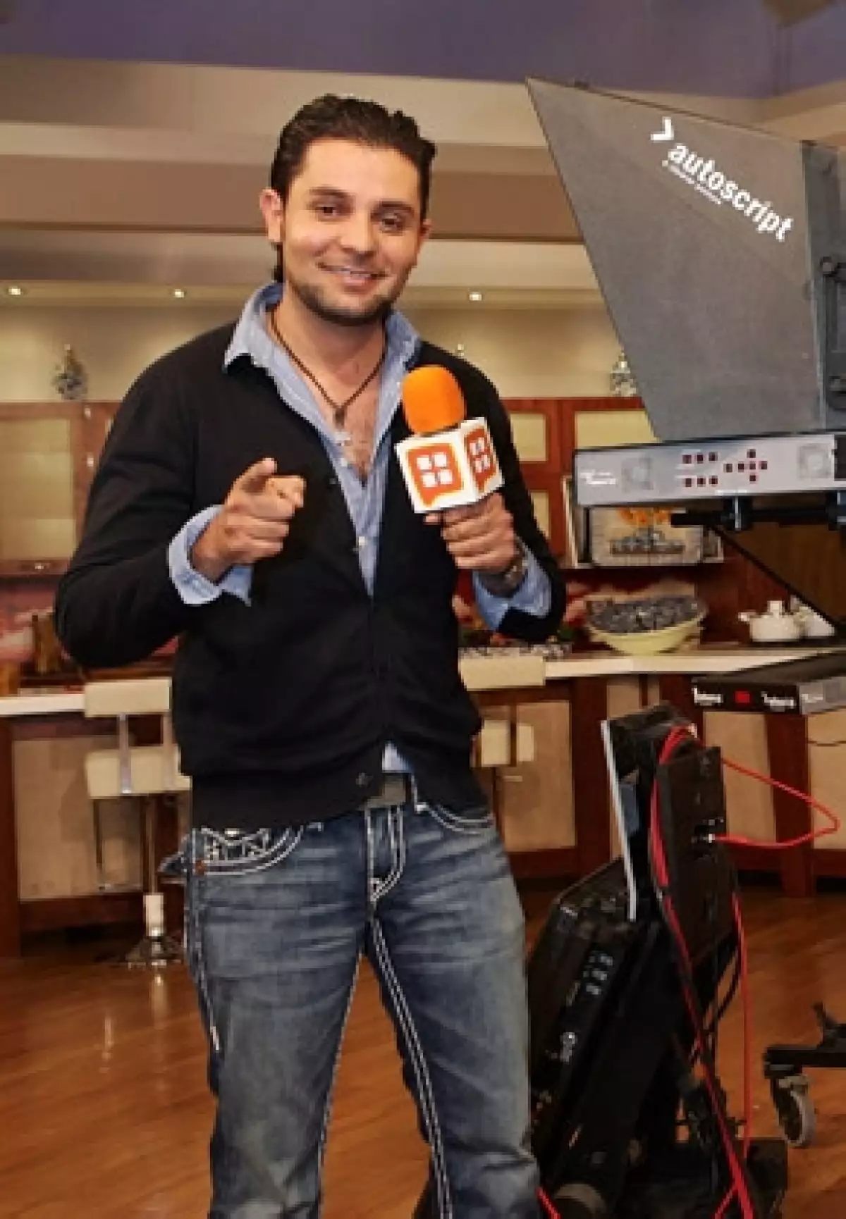 Su programa, que compartirá con Ricardo Casares, se estrena este 19 de abril y se transmitirá de martes a jueves de las 21:00 a 22:00 horas por Exa 104.9 FM para México y Estados Unidos.