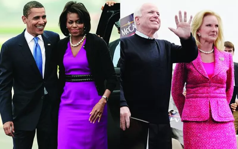 Durante la campaña para llegar a la Casa Blanca Cindy McCain lució atuendos de Oscar de la Renta y Chanel, mientras que Michelle Obama se vistió con Maria Pinto, Gap y H&M.