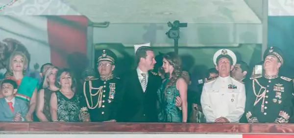 La pareja se mostró muy enamorada ante cientos de chiapanecos que se congregaron para dar el tradicional grito de independencia.