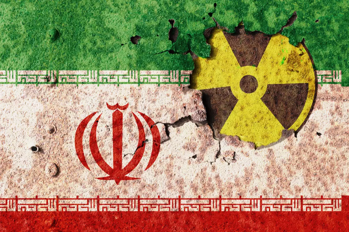 Bandera de Irán en la pared de metal. Conflicto de la tecnología atómica.