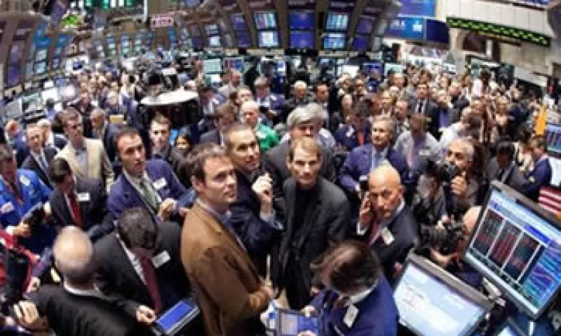 Los especialistas aseguran que los mercados de valores se ven afectados por los datos económicos de EU y la deuda griega. (Foto: Reuters)