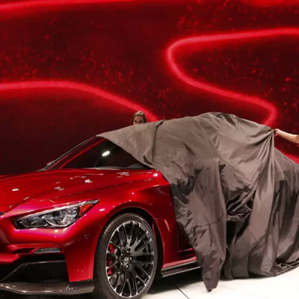 Esta modelo devela el nuevo vehículo tipo sedán de la marca de lujo, que cuenta con detalles más deportivos que el Q50.