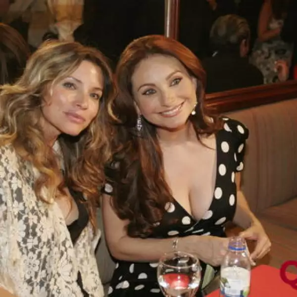 Issabela Camil, Elizabeth Álvarez