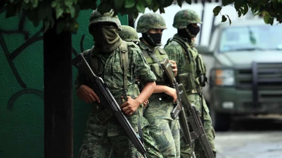 soldados parados
