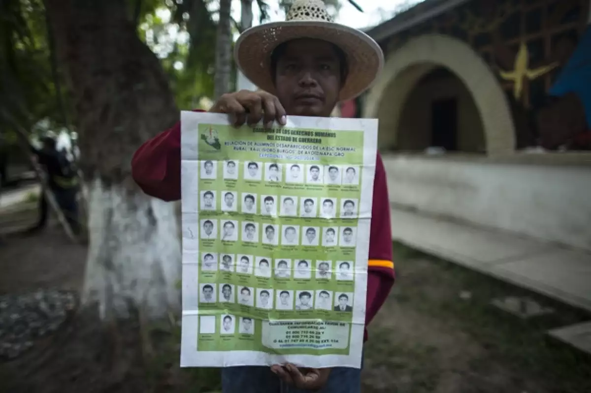 Son cada vez más quienes apoyan a la causa para pedir justicia por los 43 normalistas desaparecidos en el municipio de Guerrero. Las familias han pedido una audiencia con Enrique Peña Nieto.