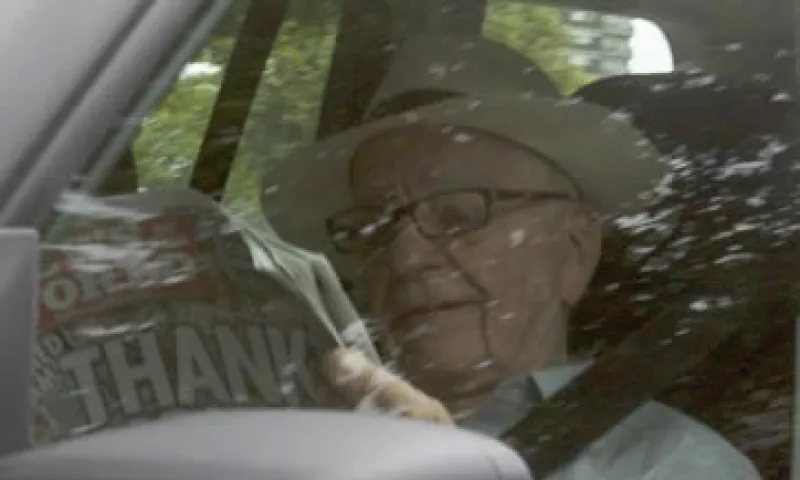 Rupert Murdoch llegó a su despacho en Londres en un auto Range Rover, llevaba consigo el último número del tabloide. (Foto: Reuters)