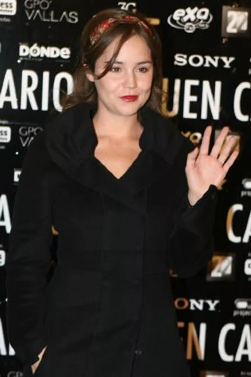 La esposa de Diego Luna acudió al estreno de la obra ‘El buen canario’ este miércoles, siendo el primer evento al que acude después de haber dado a luz a Jerónimo.