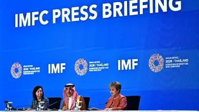 La directora de Comunicaciones del FMI, Julie Kozack; el ministro de Finanzas de Arabia Saudita, Mohammed al-Jadaan, y la directora gerente del organismo, Kristalina Georgieva, durante una conferencia de prensa en Bangkok.