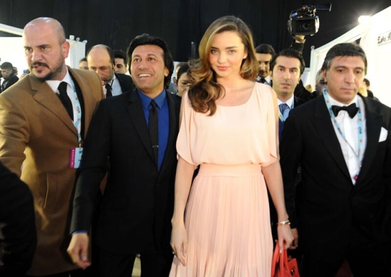 Miranda Kerr llegó acompañada del creativo de la firma Dosso Dossi al desfile de moda.