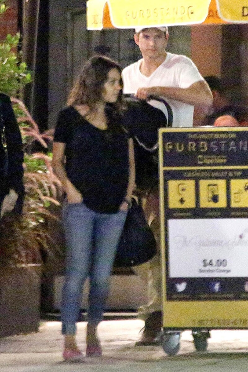 La pareja fue captada el fin de semana pasado a un mes de ser papás. .