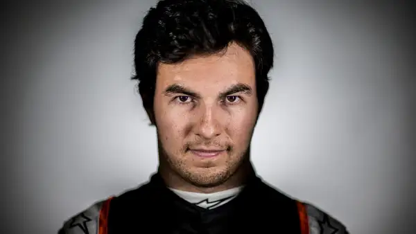 MONTMELÓ, ESPAÑA - 3 DE MARZO: (NOTA DEL EDITOR: Imagen creada con filtros digitales) El mexicano Sergio Pérez, del equipo Force India, posa para un retrato durante la tercera jornada de los entrenamientos de pretemporada de Fórmula 1 en el Circuit de Catalunya, el 3 de marzo de 2016 en Montmeló, España.