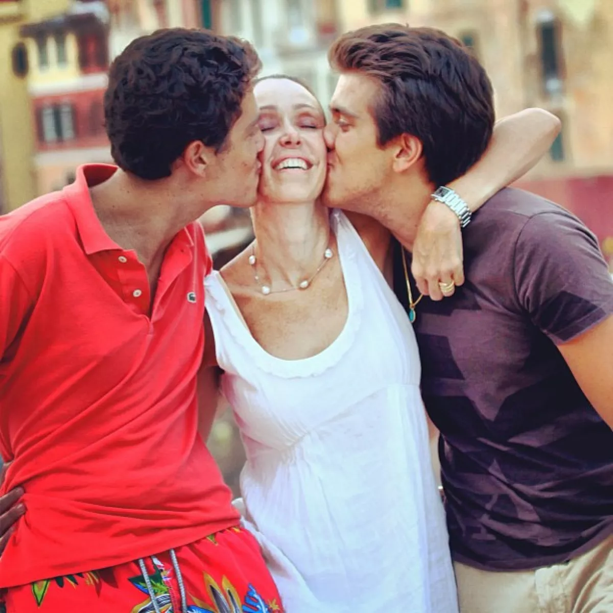 María Asunción Aramburuzabala con sus hijos pablo y Santiago zapata 