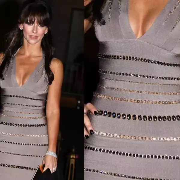Jennifer Love Hewitt resalta su cuerpazo con este Hervé color café con pedrería.
