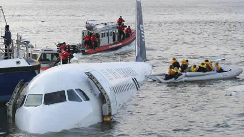 Un avión de la aerolínea U.S. Airways, que partió del aeropuerto La Guardia de Nueva York, se vio obligado a acuatizar en el río Hudson, en las afueras de Manhattan.