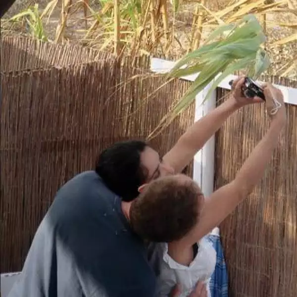 Muy pegaditos. Se tomaron varias fotos juntos y se les vio demasiado cariñosos.