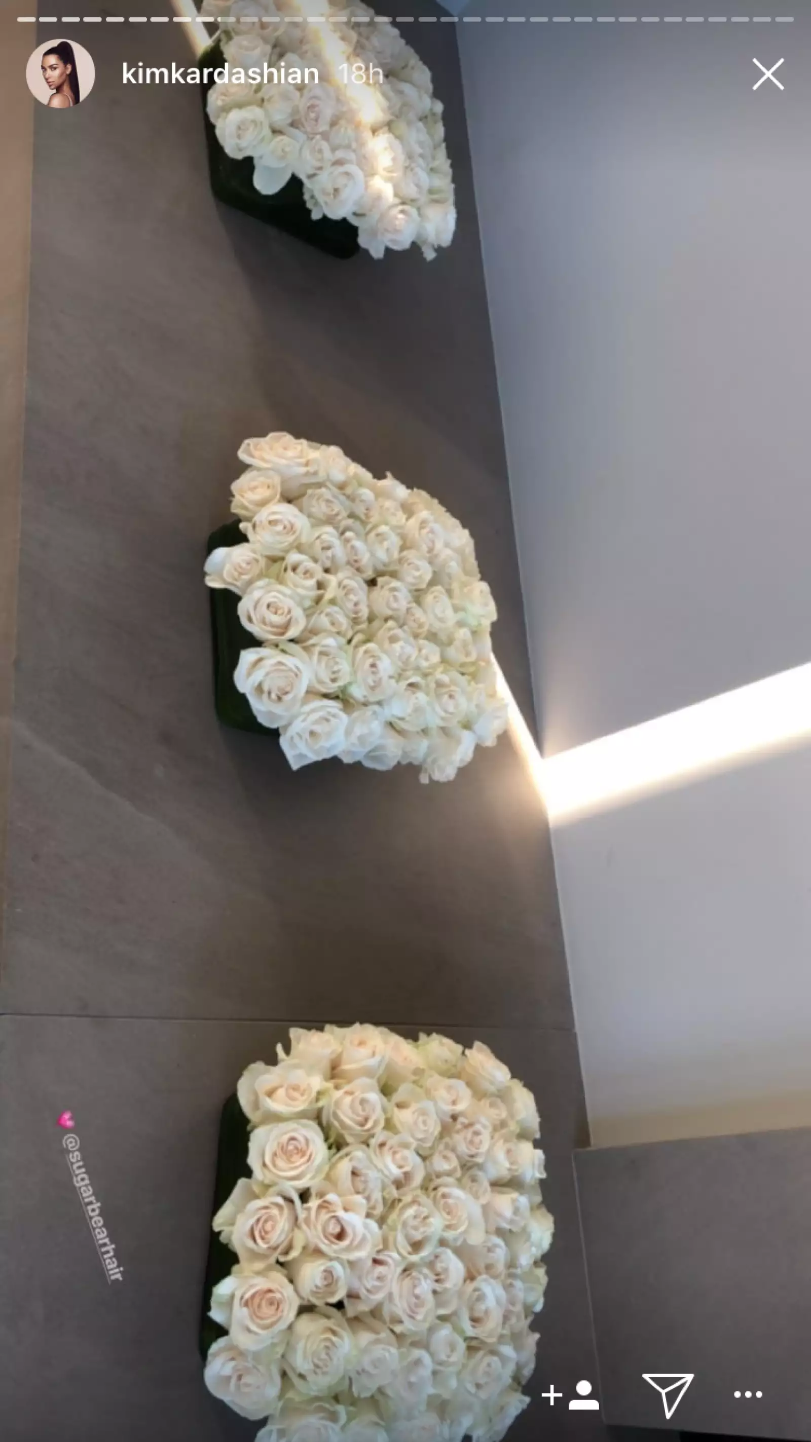 Kim Kardashian recibió decenas de flores por su cumple 37