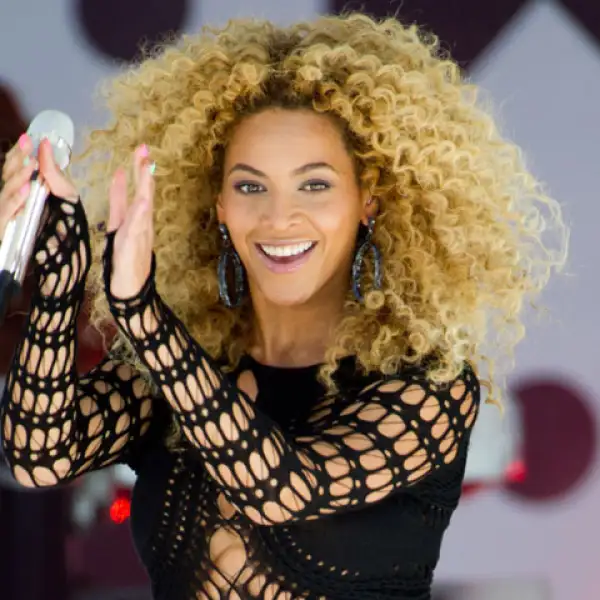 Beyoncé, antes de ser una exitosa cantante, trabajaba en el salón de belleza de su mamá, donde administraba y hasta cortaba el pelo.