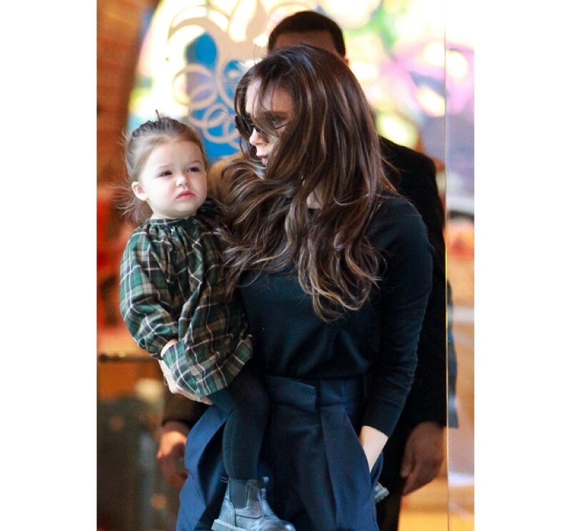 La más pequeña del clan Beckham tiene apenas un año y medio y ya comienza a adquirir las poses de Victoria, su famosa madre.