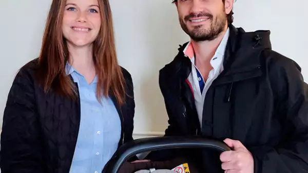 La casa real de Suecia ha revelado la primera foto del bebé de Carlos Felipe y Sofía que nació ayer, en ella se distingue la carita del recién nacido y se ve a la estrenada mamá muy feliz.