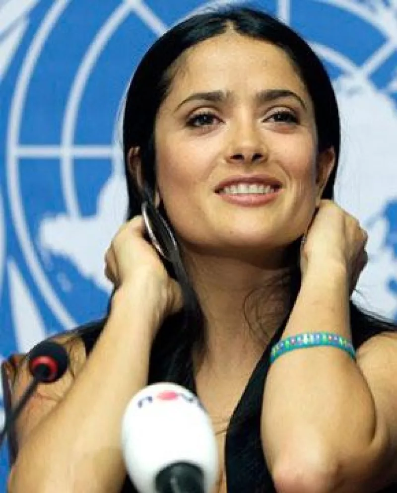 La actriz mexicana es la narradora en español de un documental estrenado en París que presenta la tierra vista desde el cielo con el fin de mostrar el deterioro ambiental.