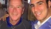 El joven empresario mexicano asistió al cumpleaños de la mamá del ex presidente de EU, obsequíó al actor de Rocky una obra de arte y se tomó unas copas con el intérprete de Taxi Driver.